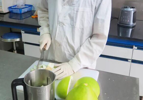 商检对柚子抽样进行安全检测